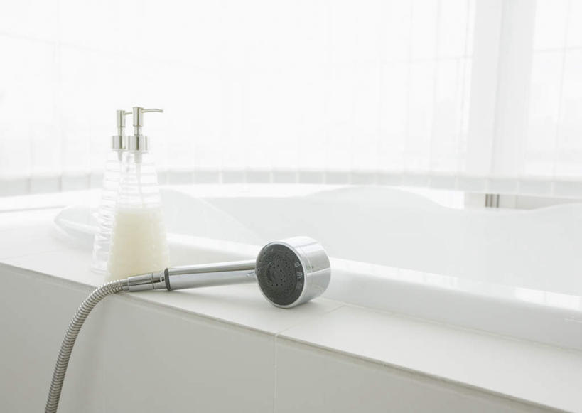 无人,家,横图,室内,白天,正面,别墅,家具,卫生间,洗手间,装修,建筑,欧式,护肤,装饰,罐子,洗发水,房屋,屋子,公寓,豪华,建设,现代,装潢,洋房,楼房,住宅,玻璃制品,花洒,莲蓬头,两个,玻璃瓶,瓶子,室内装潢,浴缸,清洁,保养,享受,休闲,洗发液,放松,保健,洗发露,样板房,明亮,舒适,家居装潢,护肤品,香波,护肤用品,舒缓,房屋设计,地中海风格,古典风格,简约风格,卫浴设备,室内设计,宽敞,喷雾头,去污,控油,样板房装潢,水管装置,设计,淋浴房,彩图,冲凉房,房子,沐浴间,沐浴室,洗发精,洗发香波