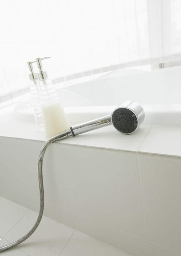 无人,家,竖图,室内,白天,正面,别墅,家具,卫生间,洗手间,装修,建筑,欧式,护肤,装饰,罐子,洗发水,房屋,屋子,公寓,豪华,建设,现代,装潢,洋房,楼房,住宅,玻璃制品,花洒,莲蓬头,两个,玻璃瓶,瓶子,室内装潢,浴缸,清洁,保养,享受,休闲,洗发液,放松,保健,洗发露,样板房,明亮,舒适,家居装潢,护肤品,香波,护肤用品,舒缓,房屋设计,地中海风格,古典风格,简约风格,卫浴设备,室内设计,宽敞,喷雾头,去污,控油,样板房装潢,水管装置,设计,淋浴房,彩图,冲凉房,房子,沐浴间,沐浴室,洗发精,洗发香波