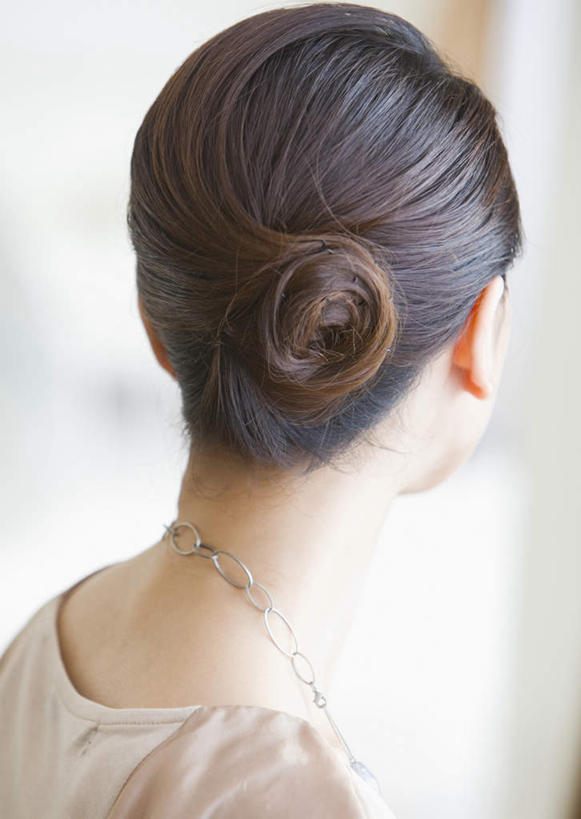 东方人,脸,头,脸颊,脖子,一个人,竖图,室内,特写,白天,项链,亚洲,仅一个女性,仅一个人,服装,休闲装,黄种人,装饰品,背面,衣服,饰品,首饰,仅一个中年女性,休闲,休闲服,服饰,盘发,女人,女性,中年女性,亚洲人,头部,脖,颈,颈部,脸部,脸蛋,面部,半身,彩图