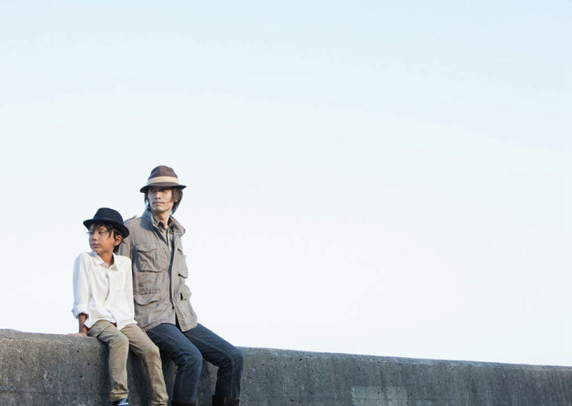 东方人,儿童,两个人,家庭,父亲,儿子,坐,横图,室外,白天,仰视,纯洁,安全,帽子,亚洲,阴影,服装,裤子,光线,影子,防护,扭头,注视,牛仔裤,休闲装,黄种人,小孩,衣服,蓝色,蓝天,天空,阳光,天,观察,看,转头,休闲,温暖,温馨,父子,一家人,休闲服,牛仔帽,父爱,可爱,童年,童趣,服饰,晴朗,观看,保护,和睦,察看,关注,保险,童真,烂漫,无邪,防波堤,万里无云,保全,周全,安稳,安定,平安,天真,男孩,男人,男性,年轻男性,亚洲人,孩子,年轻人,晴空,晴空万里,坐着,半身,彩图,低角度拍摄,破浪堤,融洽,男生