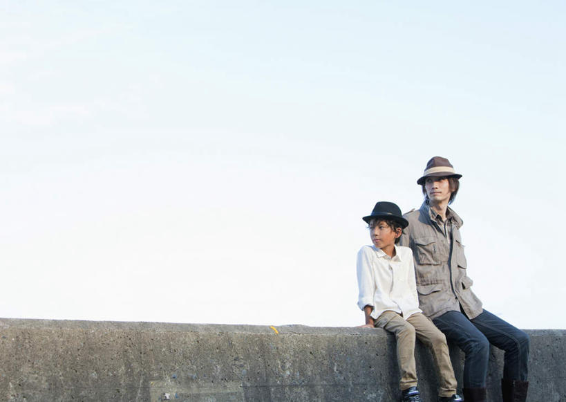 东方人,儿童,两个人,家庭,父亲,儿子,坐,横图,室外,白天,仰视,纯洁,安全,帽子,亚洲,阴影,服装,裤子,光线,影子,防护,扭头,注视,牛仔裤,休闲装,黄种人,小孩,衣服,蓝色,蓝天,天空,阳光,天,观察,看,转头,休闲,温暖,温馨,父子,一家人,休闲服,牛仔帽,父爱,可爱,童年,童趣,服饰,晴朗,观看,保护,和睦,察看,关注,保险,童真,烂漫,无邪,防波堤,万里无云,保全,周全,安稳,安定,平安,天真,男孩,男人,男性,年轻男性,亚洲人,孩子,年轻人,晴空,晴空万里,坐着,半身,彩图,低角度拍摄,破浪堤,融洽,男生