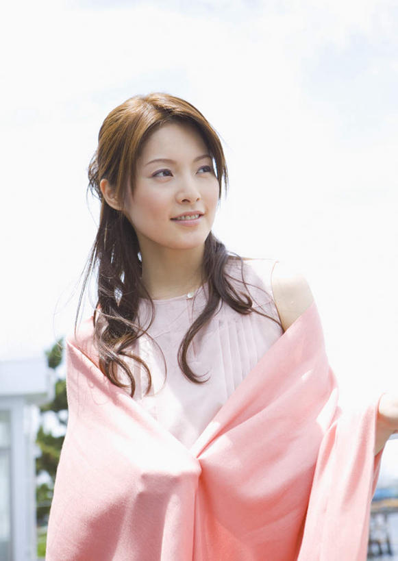 东方人,一个人,栏杆,露台,站,笑,微笑,竖图,室外,白天,正面,裙子,阳台,亚洲,仅一个年轻女性,仅一个女性,仅一个人,握,阴影,连衣裙,光线,影子,围栏,拿,拿着,扭头,注视,黄种人,护栏,粉色,天空,阳光,披肩,天,观察,看,站着,转头,橙色,握着,观看,察看,关注,年轻女性,女人,女性,亚洲人,站立,半身,彩图,露天阳台,云肩