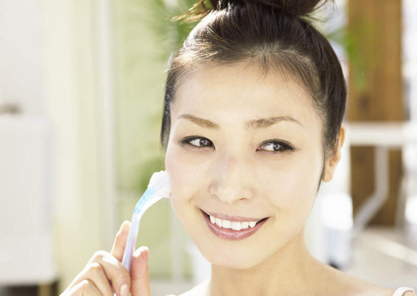 东方人,脸,头,脸颊,手,头发,一个人,笑,微笑,露齿笑,横图,室内,特写,白天,正面,按摩,美容,窗户,亚洲,仅一个年轻女性,仅一个女性,仅一个人,握,阴影,朦胧,模糊,反射,器材,影子,墙,注视,黄种人,肩膀,玻璃窗,墙壁,墙面,一个,黑色,观察,看,享受,健康,手部,握着,保健,单个,观看,单手,盘发,减肥,察看,关注,指压,年轻女性,女人,女性,亚洲人,头部,长发,直发,脸部,脸蛋,面部,半身,彩图,推拿,保健器材,瘦脸按摩器