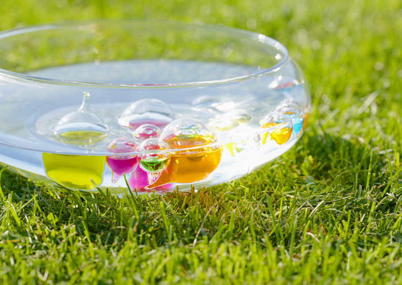 无人,横图,彩色,室外,特写,白天,正面,草地,草坪,水,植物,玻璃,阴影,朦胧,模糊,光线,圆形,液体,影子,水滴,干净,洗脚,玻璃制品,球,草,绿色,阳光,泡泡,容器,碗,清洁,享受,健康,放松,保健,足浴,储藏,卫生,储存,清洗,彩图,贮存