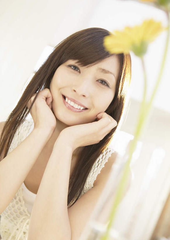 东方人,一个人,坐,笑,微笑,露齿笑,竖图,室内,白天,正面,窗户,亚洲,仅一个年轻女性,仅一个女性,仅一个人,撑,阴影,服装,朦胧,模糊,反射,影子,墙,非洲菊,托腮,注视,休闲装,黄种人,玻璃窗,墙壁,墙面,一朵,衣服,黄色,白色,观察,看,托,休闲,休闲服,菊花,服饰,观看,察看,关注,托下巴,扶郎花,灯盏花,千日菊,双手托腮,年轻女性,女人,女性,亚洲人,坐着,半身,彩图