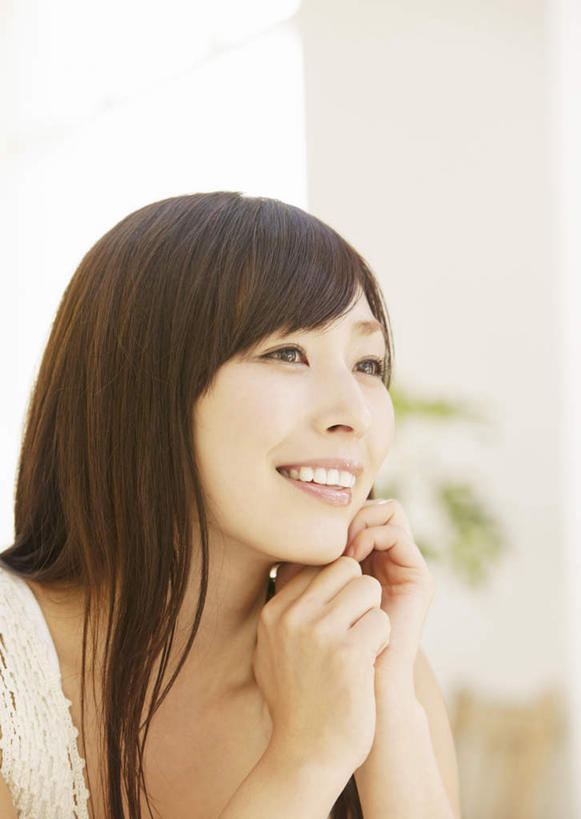 东方人,脸,头,脸颊,头发,一个人,坐,笑,微笑,露齿笑,竖图,室内,特写,白天,侧面,植物,亚洲,仅一个年轻女性,仅一个女性,仅一个人,撑,阴影,朦胧,模糊,反射,盆栽,影子,墙,棕色,盆景,扭头,托腮,注视,黄种人,肩膀,墙壁,墙面,绿色,白色,自然,观察,看,托,转头,生长,成长,观看,察看,关注,托下巴,双手托腮,年轻女性,女人,女性,亚洲人,头部,长发,直发,脸部,脸蛋,面部,坐着,半身,彩图