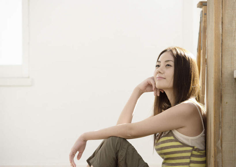 东方人,一个人,坐,笑,微笑,横图,室内,白天,侧面,亚洲,仅一个年轻女性,仅一个女性,仅一个人,撑,阴影,服装,反射,影子,墙,托腮,注视,休闲装,黄种人,墙壁,墙面,衣服,白色,观察,看,托,休闲,休闲服,服饰,观看,察看,关注,托下巴,单手托腮,年轻女性,女人,女性,亚洲人,坐着,半身,彩图