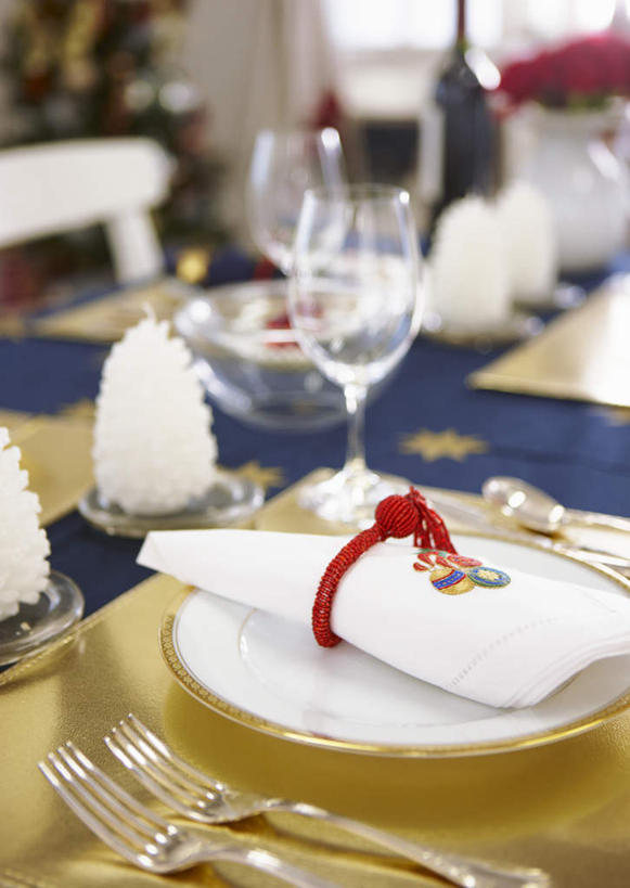 红酒,无人,餐厅,客厅,竖图,俯视,室内,白天,植物,餐桌,桌子,杯子,餐具,蜡烛,椅子,托盘,玻璃,圣诞节,节日,朦胧,模糊,庆祝,布料,叉子,瓷器,刀叉,刀子,碟子,高脚杯,烛台,勺子,圣诞树,圣诞红,一品红,红酒杯,布纹,文化,玻璃制品,酒瓶,桌布,树,树木,绿色,自然,盘子,玻璃瓶,餐巾,酒杯,水杯,调羹,台布,圣诞花,庆典,猩猩木,生长,成长,餐台,纪念,绿洲,起居室,铁勺,玻璃杯,餐桌布,彩图,高角度拍摄,餐馆,饭店,饭馆