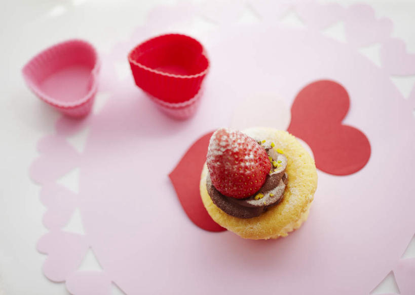 点心,无人,横图,俯视,室内,特写,白天,爱情,餐桌,厨房,桌子,草莓,水果,一堆,堆叠,堆积,爱心,新鲜,生食,食品,果实,粉红,一颗,浪漫,食物,糕点,粉色,红色,卡片,模型,垫子,巧克力,温暖,温馨,心形,恩爱,有机食品,绿色食品,餐台,模具,堆,和睦,心型,洋莓,水果皇后,红莓,地莓,彩图,高角度拍摄,灶间,融洽,蛋糕