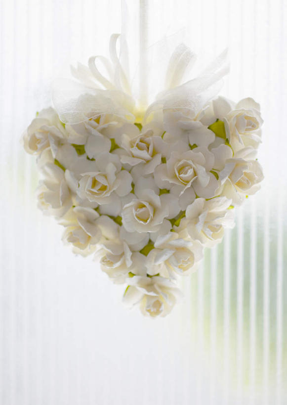 无人,竖图,室内,特写,白天,正面,爱情,幸福,纯洁,热情,窗户,玫瑰,许多,悬挂,阴影,爱心,盛开,反射,影子,玫瑰花,浪漫,花蕾,玻璃窗,花,花瓣,花朵,鲜花,排列,白色,白玫瑰,花苞,花蕊,温暖,温馨,心形,恩爱,和睦,队列,感动,尊敬,天真,刺玫花,徘徊花,心型,彩图,融洽