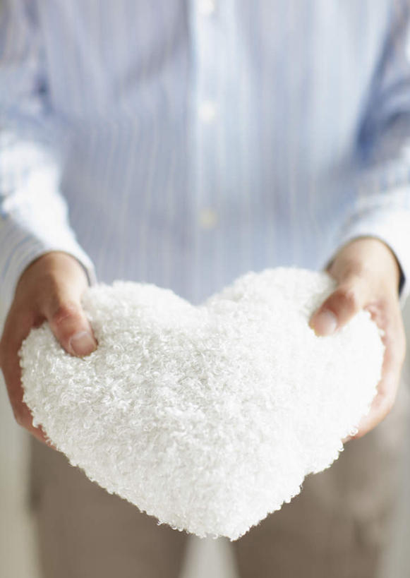 东方人,手,一个人,站,捧,竖图,俯视,室内,特写,白天,衬衫,爱情,靠垫,父亲节,亚洲,仅一个男性,仅一个人,阴影,节日,爱心,朦胧,模糊,庆祝,反射,影子,靠枕,浪漫,黄种人,文化,仅一个年轻男性,一个,白色,抱枕,枕头,站着,庆典,温暖,温馨,心形,手部,恩爱,单个,纪念,和睦,男人,男性,年轻男性,亚洲人,心型,端,端着,捧着,手捧,站立,半身,彩图,高角度拍摄,衬衣,融洽