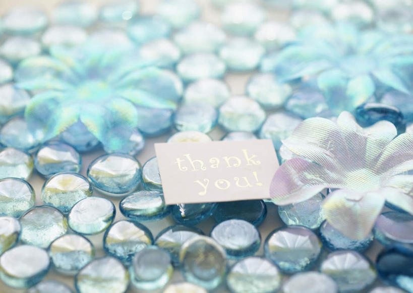 无人,横图,俯视,室内,特写,白天,游戏,玩具,父亲节,许多,阴影,节日,朦胧,模糊,庆祝,盛开,透明,光线,英文,标志,文字,影子,字符,字母,贺卡,水晶,祝福,玩,花蕾,文化,娱乐,标识,弹珠,花,花瓣,花朵,鲜花,排列,绿色,卡片,花苞,花蕊,庆典,休闲,益智,活动,纪念,英文字母,队列,发泄,消遣,欣赏,智力,礼仪,弹球,祝愿,感恩,宣泄,美观,玩耍,嬉戏,彩图,高角度拍摄