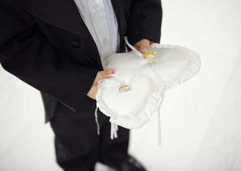 东方人,儿童,一个人,站,捧,横图,俯视,室内,白天,婚纱,衬衫,西装,爱情,婚礼,快乐,亚洲,仅一个男性,仅一个人,套装,正装,节日,爱心,庆祝,领带,结婚,浪漫,黄种人,文化,装饰品,两个,小孩,戒指,饰品,手套,首饰,站着,仅一个小孩,庆典,温暖,温馨,喜庆,心形,恩爱,戒枕,纪念,信物,和睦,权利,手饰,男孩,男人,男性,亚洲人,孩子,心型,端,端着,捧着,手捧,站立,半身,彩图,高角度拍摄,衬衣,婚礼服,礼服,高兴,融洽,男生