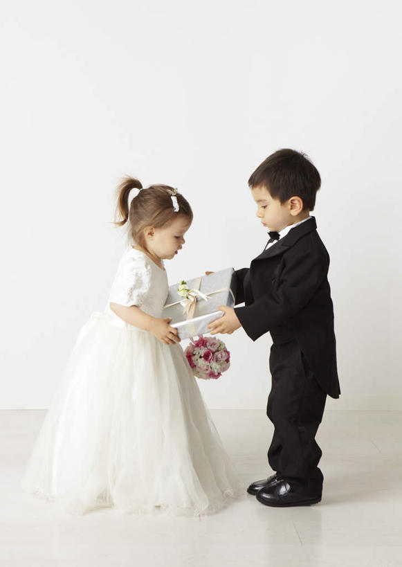 东方人,西方人,儿童,两个人,站,竖图,室内,白天,白色背景,侧面,衬衫,裙子,西装,纯洁,欧洲,欧洲人,亚洲,连衣裙,套装,正装,领结,注视,黄种人,相视,小孩,白色,观察,看,站着,面对面,可爱,童年,童趣,摄影,影棚,观看,对视,察看,关注,相对,花童,童真,烂漫,无邪,相看,小傧相,天真,男孩,男人,男性,女孩,女人,女性,白种人,亚洲人,站立,彩图,全身,影棚拍摄,衬衣,拍摄,男生,女生