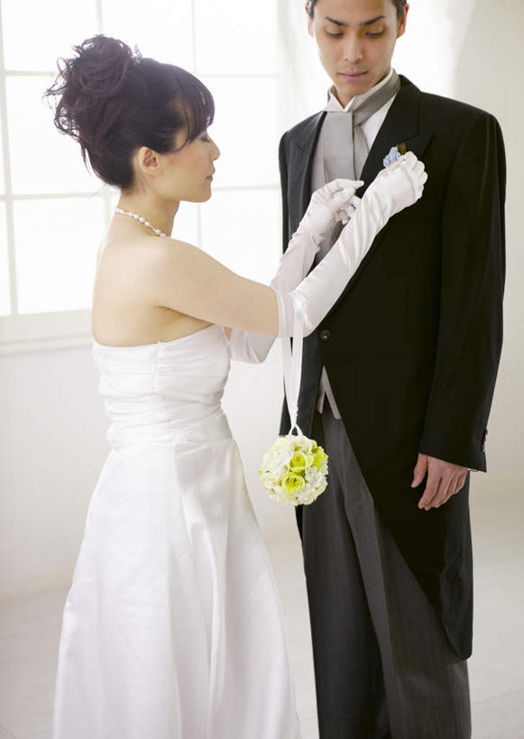 东方人,两个人,家庭,夫妻,新娘,新郎,站,竖图,室内,白天,侧面,婚纱,衬衫,西装,爱情,婚礼,快乐,窗户,亚洲,戴,套装,正装,庆祝,墙,领带,胸花,结婚,浪漫,注视,黄种人,玻璃窗,墙壁,墙面,手套,观察,看,站着,温暖,温馨,喜庆,一家人,恩爱,恋人,观看,纪念,和睦,察看,佩戴,关注,男人,男性,年轻男性,年轻女性,女人,女性,亚洲人,年轻人,夫妇,情侣,站立,半身,彩图,衬衣,婚礼服,礼服,高兴,伴侣,融洽