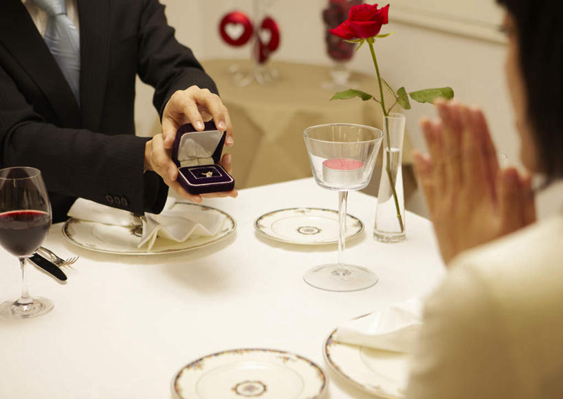 东方人,两个人,家庭,夫妻,餐厅,坐,横图,俯视,室内,特写,白天,衬衫,西装,爱情,幸福,纯洁,热情,玫瑰,杯子,餐具,花瓶,蜡烛,亚洲,握,套装,正装,盛开,布料,碟子,高脚杯,盘,烛光,玫瑰花,领带,红酒杯,浪漫,拿,花蕾,布纹,拿着,黄种人,玻璃制品,装饰品,桌布,花,花瓣,花朵,鲜花,一朵,红色,白色,盘子,玻璃瓶,餐巾,戒指,酒杯,瓶子,饰品,首饰,碟,台布,花苞,花蕊,打开,温暖,温馨,一家人,恩爱,握着,恋人,红玫瑰,求婚,信物,一支,和睦,权利,感动,戒指盒,尊敬,手饰,天真,刺玫花,徘徊花,男人,男性,年轻男性,年轻女性,女人,女性,亚洲人,年轻人,夫妇,情侣,玻璃杯,进餐用具,烹调用具,餐桌布,坐着,半身,彩图,高角度拍摄,衬衣,餐馆,饭店,饭馆,伴侣,融洽