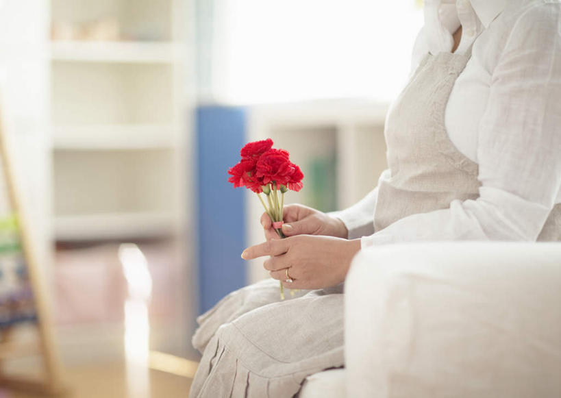 东方人,一个人,横图,室内,白天,侧面,热情,窗户,柜子,沙发,康乃馨,亚洲,仅一个年轻女性,仅一个女性,仅一个人,许多,节日,朦胧,模糊,庆祝,盛开,祝福,花蕾,黄种人,文化,玻璃窗,花,花瓣,花朵,鲜花,红色,橱柜,花苞,花蕊,庆典,母爱,清纯,纪念,亲情,布艺沙发,思念,宽容,热恋,真挚,荷兰石竹,大花石竹,狮头石竹,热心,麝香石竹,石竹,香石竹,年轻女性,女人,女性,亚洲人,半身,彩图,魅力