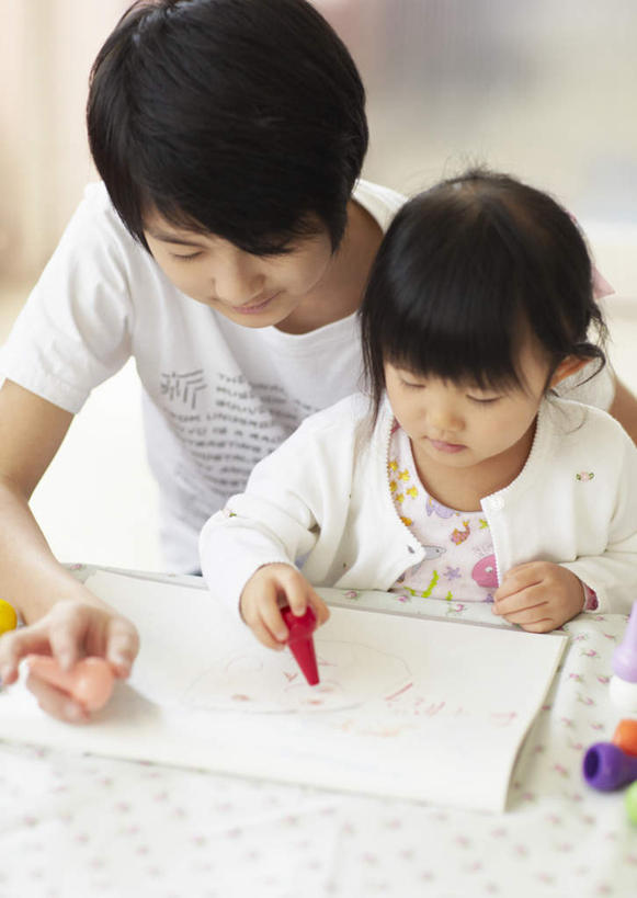 东方人,儿童,两个人,家庭,坐,抱,竖图,俯视,室内,白天,绘画,纯洁,桌子,亚洲,握,艺术,笔,蜡笔,纸,墙,办公用品,纸张,古典,拿,拿着,注视,兄妹,黄种人,文化,书桌,妹妹,墙壁,墙面,文具,小孩,课桌,学习用品,工艺品,观察,看,品味,温暖,温馨,一家人,可爱,童年,童趣,握着,抱着,观看,文具用品,美术,和睦,察看,绘图,高雅,搂着,关注,亲情,哥哥,童真,烂漫,无邪,美学,儿童画,天真,男孩,男人,男性,女孩,女人,女性,亚洲人,画纸,画画,画图,搂,搂抱,摹绘,坐着,半身,彩图,高角度拍摄,铅画纸,素描纸,融洽,男生,女生