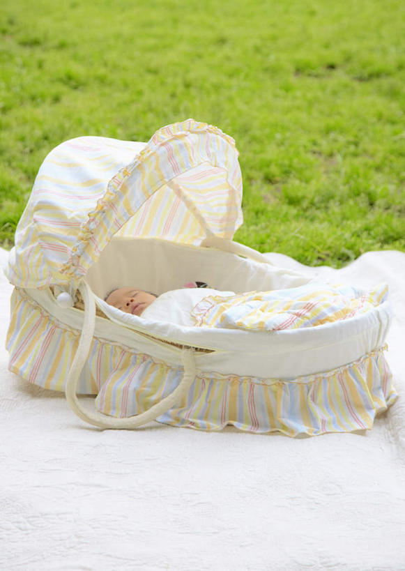 东方人,婴儿,儿童,一个人,躺,闭眼,睡,竖图,俯视,室外,白天,纯洁,草地,草坪,植物,纺织品,亚洲,仅一个人,装饰,篮子,毛毯,毯子,黄种人,草,纺织,小孩,绿色,白色,垫子,温暖,可爱,活泼,华丽,修饰,点缀,便利,存放,载具,宝宝,纯真,烂漫,无邪,快捷,衬托,美观,雅致,雅观,方便,寄存,寄放,暂存,卧着,伶俐,天真,亚洲人,孩子,闭眼睛,闭着眼,闭着眼睛,困,困觉,寝息,睡觉,躺着,卧,彩图,高角度拍摄,全身,草编婴儿篮,婴儿篮