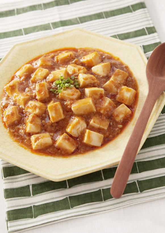 无人,竖图,俯视,室内,特写,白天,白色背景,烹饪,中餐,桌面,桌子,辣椒,蔬菜,餐具,阴影,新鲜,反射,木制,碟子,盘,影子,勺子,料理,食品,麻婆豆腐,菜肴,美食,食物,一个,盘子,木制品,垫子,调羹,碟,汤匙,中式,摄影,佳肴,有机食品,绿色食品,影棚,单个,川菜,辣角,红海椒,大椒,辣虎,广椒,四川菜,辣子,红辣椒,海椒,番椒,彩图,高角度拍摄,影棚拍摄,拍摄