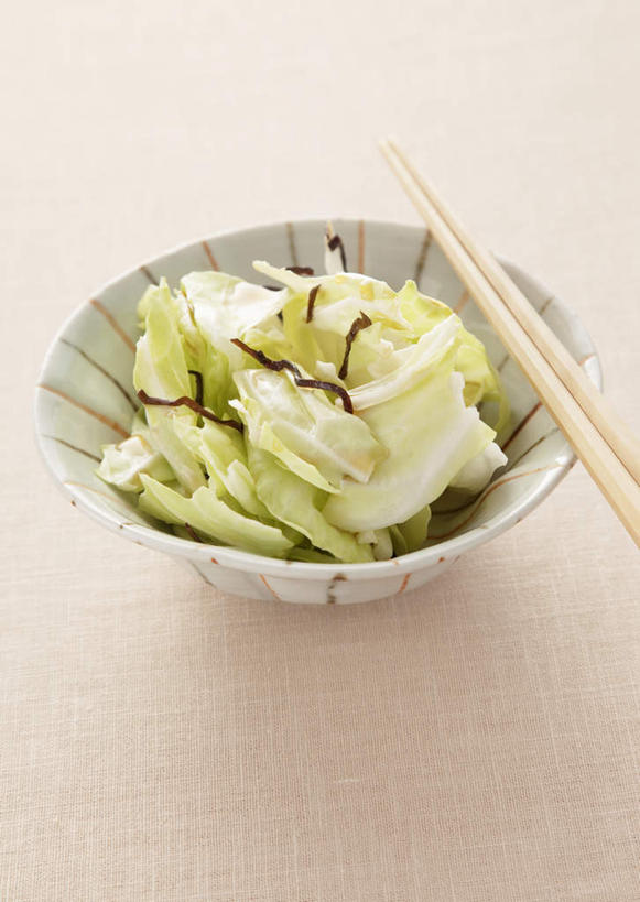 无人,竖图,俯视,室内,特写,白天,烹饪,植物,筷子,桌面,桌子,蔬菜,椰菜,卷心菜,餐具,叶子,一双,阴影,新鲜,反射,木制,纹理,影子,陶瓷,海带,食用油,油,日本料理,料理,食品,绿叶,陶瓷制品,文化,传统,菜肴,美食,食物,一个,绿色,木制品,容器,碗,日式料理,日式,嫩叶,香油,甘蓝,摄影,佳肴,有机食品,绿色食品,影棚,单个,储藏,礼节,储存,礼仪,植物油,肌理,江白菜,甘蓝菜,叶,叶片,叶脉,进餐用具,结球甘蓝,甘兰,包心菜,彩图,高角度拍摄,影棚拍摄,拍摄,芝麻油,贮存