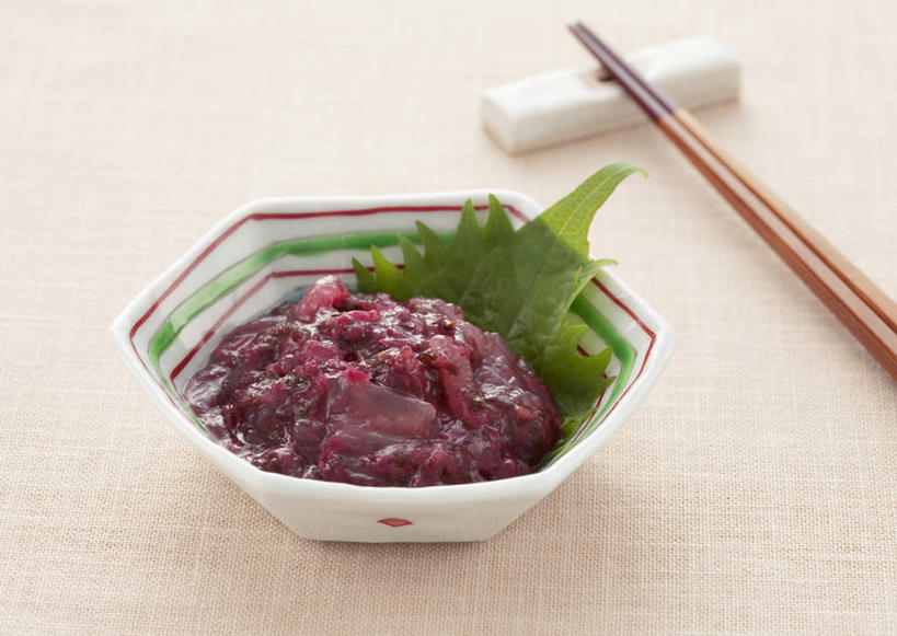 无人,横图,俯视,室内,特写,白天,烹饪,植物,筷子,桌面,桌子,海蜇,餐具,叶子,一双,阴影,装饰,反射,木制,纹理,影子,陶瓷,调料,酱料,酱汁,佐料,日本料理,料理,食品,绿叶,筷架,陶瓷制品,调味品,调味料,筷枕,文化,传统,酱,菜肴,美食,海洋生物,食物,一个,绿色,动物,木制品,容器,碗,日式料理,果酱,日式,嫩叶,摄影,佳肴,影棚,单个,储藏,礼节,华丽,修饰,筷子架,腔肠动物,点缀,储存,水生动物,礼仪,水生物,海底动物,肌理,衬托,美观,雅致,雅观,果子酱,叶,叶片,叶脉,进餐用具,彩图,高角度拍摄,影棚拍摄,拍摄,贮存