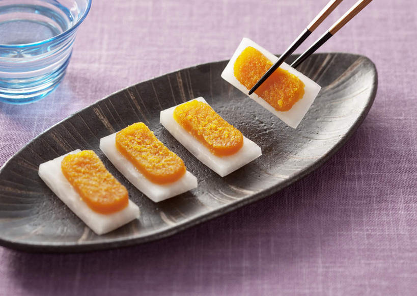 清酒,无人,横图,俯视,室内,特写,白天,筷子,桌面,桌子,萝卜,白萝卜,蔬菜,杯子,餐具,一排,一双,阴影,新鲜,整齐,反射,木制,布料,碟子,盘,影子,鱼卵,食品,酒类,一杯,鱼籽,布纹,文化,传统,玻璃制品,酒,桌布,食物,饮料,排列,一个,紫色,盘子,餐巾,木制品,水杯,碟,台布,摄影,有机食品,绿色食品,影棚,单个,礼节,队列,礼仪,乌鱼子,玻璃杯,进餐用具,莱菔,餐桌布,彩图,高角度拍摄,影棚拍摄,拍摄