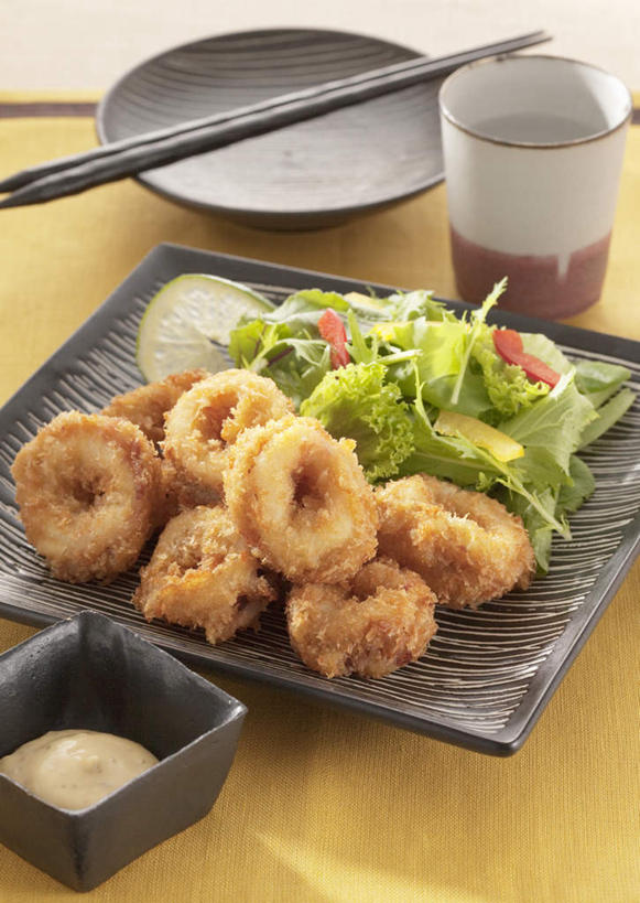 无人,竖图,俯视,室内,特写,白天,烹饪,西餐,植物,餐桌,筷子,桌面,桌子,辣椒,蔬菜,餐具,水果,叶子,一双,阴影,新鲜,反射,木制,布料,碟子,盘,纹理,影子,陶瓷,生菜,莴苣,调料,酱料,酱汁,生食,佐料,美乃滋,沙拉,料理,食品,果实,绿叶,陶瓷制品,调味品,调味料,布纹,文化,色拉,传统,酱,沙律,菜肴,美食,鱿鱼圈,桌布,食物,绿色,盘子,餐巾,木制品,容器,碟,台布,碗,快餐,嫩叶,西式,摄影,佳肴,有机食品,绿色食品,影棚,餐台,色拉酱,储藏,礼节,储存,千岛酱,礼仪,彩椒,西式快餐,垃圾食品,蛋黄酱,辣角,红海椒,大椒,辣虎,广椒,肌理,酸橙,春菜,鹅仔菜,莴仔菜,千金菜,叶用莴苣,代代,蛋黄沙拉酱,调味油,叶,叶片,叶脉,进餐用具,橙子,橙,甜椒,柿子椒,辣子,海椒,番椒,灯笼椒,餐桌布,彩图,高角度拍摄,影棚拍摄,拍摄,蔬果沙拉,贮存