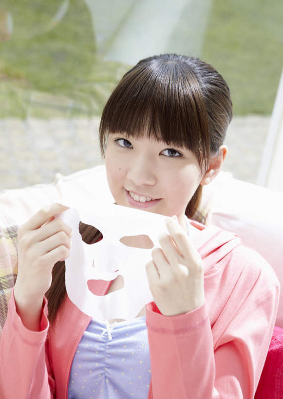 东方人,一个人,坐,笑,微笑,露齿笑,竖图,室内,白天,正面,化妆,美容,窗户,亚洲,仅一个年轻女性,仅一个女性,仅一个人,护肤,握,阴影,服装,美白,反射,影子,拿,拿着,注视,休闲装,黄种人,玻璃窗,衣服,化妆品,观察,看,清洁,保养,享受,休闲,休闲服,连帽衫,面膜,放松,去角质,握着,保健,服饰,观看,保湿,察看,滋润,护肤品,化妆用品,关注,去死皮,护肤用品,舒缓,帽衫,养颜,片状,片状面膜,去污,控油,紧肤,嫩肤,祛痘,去痘,祛角质,抗衰,再生,增白,补水,祛斑,抗皱,防皱,除皱,去皱,年轻女性,女人,女性,亚洲人,坐着,半身,彩图