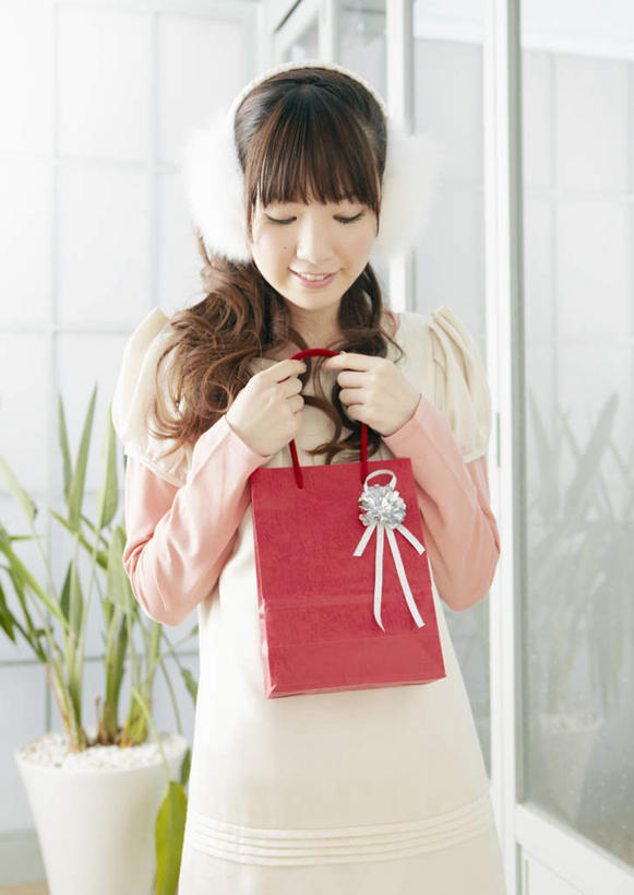 东方人,一个人,站,笑,微笑,露齿笑,竖图,室内,白天,正面,植物,窗户,袋子,礼物,亚洲,仅一个年轻女性,仅一个女性,仅一个人,握,服装,装饰,包装袋,盆栽,纸袋,盆景,拿,拿着,注视,休闲装,黄种人,玻璃窗,衣服,红色,绿色,自然,观察,看,站着,休闲,温暖,休闲服,握着,服饰,礼品,生长,成长,耳罩,观看,保暖,华丽,点缀,察看,御寒,关注,礼品袋,耳套,衬托,美观,雅致,雅观,耳护,耳暖,年轻女性,女人,女性,亚洲人,长发,卷发,站立,半身,彩图