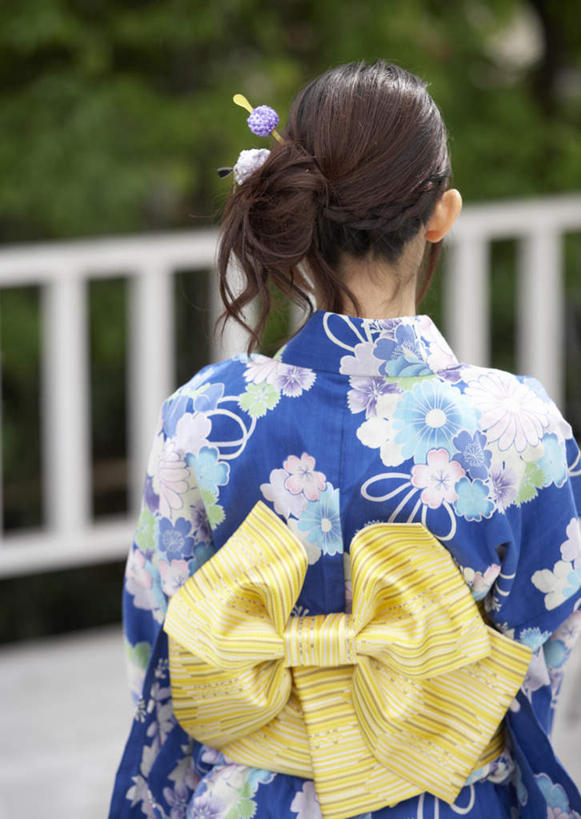 东方人,一个人,站,竖图,室外,白天,民族服装,植物,亚洲,仅一个年轻女性,仅一个女性,仅一个人,阴影,花纹,和服,装饰,光线,头饰,图案,影子,黄种人,发簪,树,树木,背面,黄色,蓝色,绿色,阳光,自然,发饰,蝴蝶结,饰品,站着,服饰,生长,成长,华丽,修饰,点缀,配饰,吴服,唐草,唐花,唐锦,衬托,美观,雅致,雅观,簪子,年轻女性,女人,女性,亚洲人,站立,半身,彩图,传统服装,民俗服