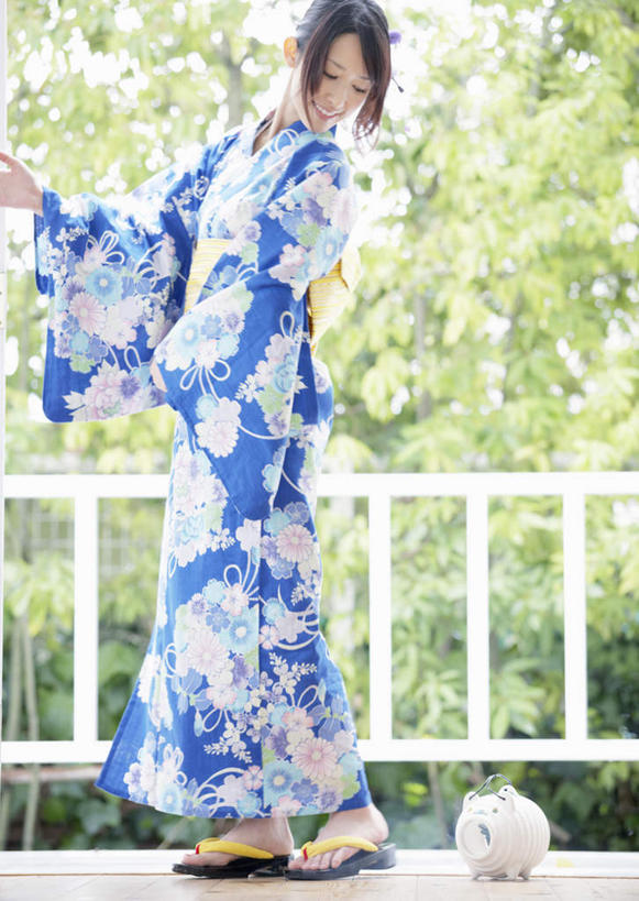 东方人,一个人,栏杆,站,笑,微笑,露齿笑,竖图,室外,白天,侧面,民族服装,植物,亚洲,仅一个年轻女性,仅一个女性,仅一个人,花纹,和服,日本文化,图案,蚊香猪,围栏,蚊香架,扭头,注视,黄种人,文化,护栏,树,树木,蓝色,绿色,自然,低头,观察,看,站着,转头,服饰,生长,成长,观看,察看,关注,和风,吴服,唐草,唐花,唐锦,垂头,年轻女性,女人,女性,亚洲人,站立,彩图,全身,传统服装,民俗服,蚊取豚,香薰器,小猪香炉,传统文化