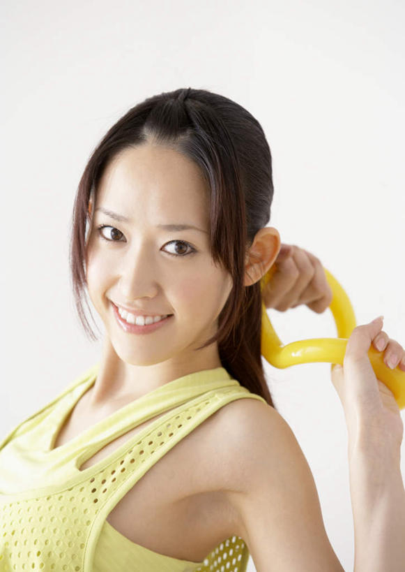 东方人,一个人,站,笑,微笑,露齿笑,竖图,室内,白天,白色背景,正面,锻炼,运动,亚洲,仅一个年轻女性,仅一个女性,仅一个人,握,服装,背心,拿,拿着,注视,黄种人,运动器械,衣服,黄色,观察,看,站着,健身器械,握着,摄影,服饰,影棚,观看,察看,衣着,穿着,关注,健身器材,拉力器,衣饰,体育,年轻女性,女人,女性,亚洲人,站立,半身,彩图,影棚拍摄,健身,拍摄,运动器材