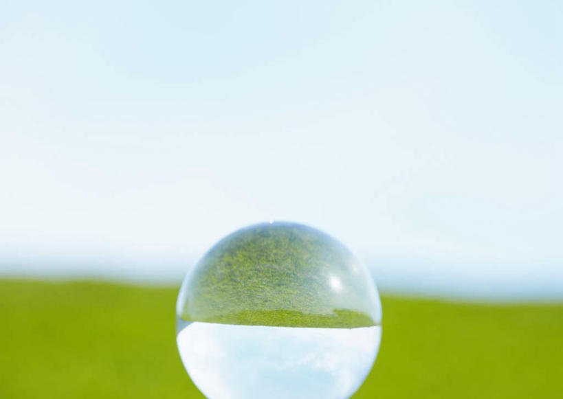 无人,横图,室外,特写,白天,正面,草地,草坪,植物,阴影,朦胧,模糊,透明,光线,图形,影子,水晶,几何,草,蓝色,绿色,蓝天,天空,阳光,天,球体,水晶球,晴朗,数学,万里无云,晴空,晴空万里,彩图,几何图形,立体几何,立体图形