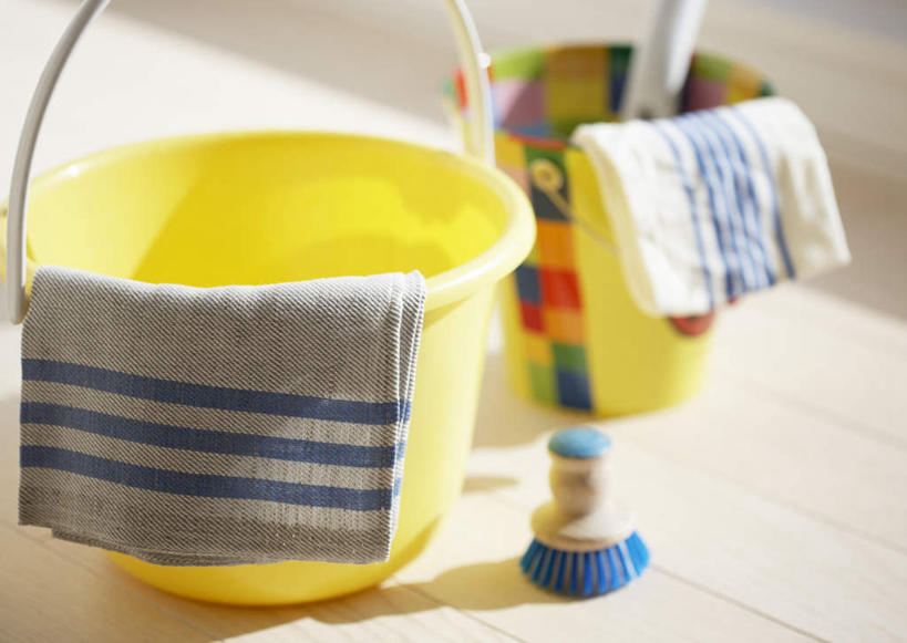 无人,横图,俯视,室外,特写,白天,地板,静物,纺织品,阴影,朦胧,模糊,光线,布,桶,影子,塑料,织物,地面,抹布,木地板,黄色,阳光,容器,刷子,塑料制品,储藏,塑料桶,储存,彩图,高角度拍摄,贮存