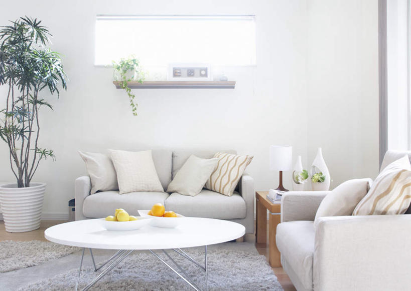 无人,家,客厅,横图,室内,白天,正面,植物,别墅,窗户,地板,地毯,家具,靠垫,落地窗,沙发,台灯,装修,桌子,建筑,柠檬,水果,照明,欧式,一堆,堆叠,堆积,新鲜,装饰,编织,木制,圆形,盆栽,图形,圆,手工艺品,房屋,墙,屋子,公寓,灯光,生食,食品,果实,靠枕,盆景,织物,地面,几何,豪华,茶几,建设,现代,装潢,洋房,楼房,木地板,玻璃窗,墙壁,墙面,住宅,灯,食物,绿色,自然,木制品,工艺品,灯具,垫子,室内装潢,枕头,有机食品,绿色食品,生长,成长,堆,华丽,修饰,样板房,明亮,照亮,点缀,起居室,舒适,家居装潢,甜橙,照明设备,数学,房屋设计,地中海风格,古典风格,简约风格,布艺沙发,室内设计,宽敞,样板房装潢,衬托,美观,雅致,雅观,客堂,设计,益母果,柠果,橙子,橙,彩图,房子,几何图形,鹄壳,黄橙,黄果,金橙,金环,金球,糖橙,平面图形