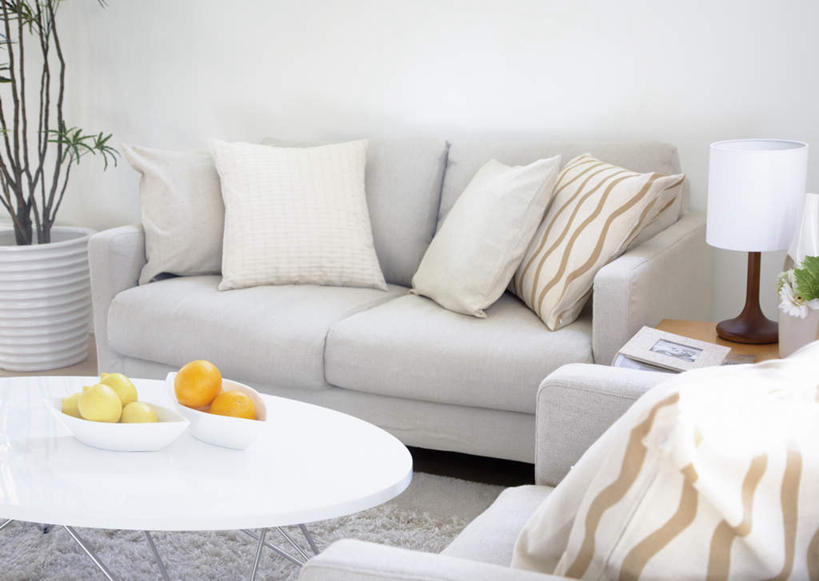 无人,家,客厅,横图,室内,白天,正面,植物,别墅,窗户,地板,地毯,家具,靠垫,落地窗,沙发,台灯,装修,桌子,建筑,柠檬,水果,照明,欧式,一堆,堆叠,堆积,新鲜,装饰,编织,木制,圆形,盆栽,图形,圆,手工艺品,房屋,墙,屋子,公寓,灯光,生食,食品,果实,靠枕,盆景,织物,地面,几何,豪华,茶几,建设,现代,装潢,洋房,楼房,木地板,玻璃窗,墙壁,墙面,住宅,灯,食物,绿色,自然,木制品,工艺品,灯具,垫子,室内装潢,枕头,有机食品,绿色食品,生长,成长,堆,华丽,修饰,样板房,明亮,照亮,点缀,起居室,舒适,家居装潢,甜橙,照明设备,数学,房屋设计,地中海风格,古典风格,简约风格,布艺沙发,室内设计,宽敞,样板房装潢,衬托,美观,雅致,雅观,客堂,设计,益母果,柠果,橙子,橙,彩图,房子,几何图形,鹄壳,黄橙,黄果,金橙,金环,金球,糖橙,平面图形