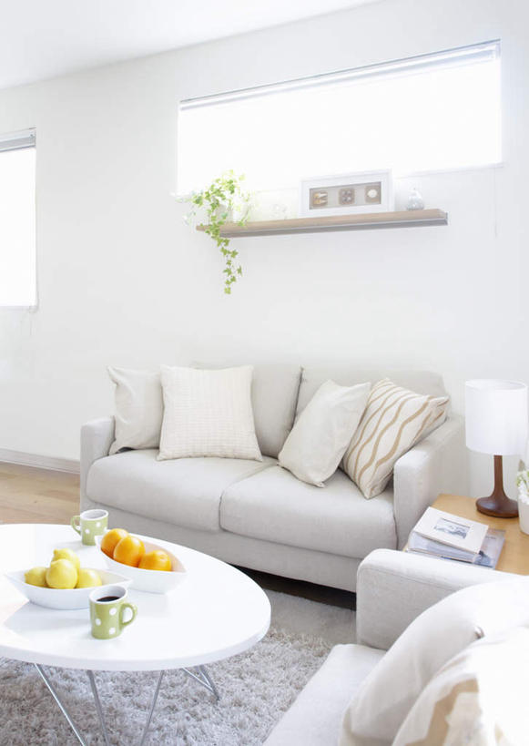 无人,家,客厅,竖图,室内,白天,正面,别墅,窗户,地板,地毯,家具,靠垫,落地窗,沙发,台灯,装修,桌子,建筑,柠檬,水果,照明,欧式,一堆,堆叠,堆积,新鲜,装饰,编织,木制,圆形,图形,圆,手工艺品,房屋,墙,屋子,公寓,灯光,生食,食品,果实,靠枕,织物,地面,几何,豪华,茶几,建设,现代,装潢,洋房,楼房,木地板,玻璃窗,墙壁,墙面,住宅,灯,食物,木制品,工艺品,灯具,垫子,室内装潢,枕头,有机食品,绿色食品,堆,华丽,修饰,样板房,明亮,照亮,点缀,起居室,舒适,家居装潢,甜橙,照明设备,数学,房屋设计,地中海风格,古典风格,简约风格,布艺沙发,室内设计,宽敞,样板房装潢,衬托,美观,雅致,雅观,客堂,设计,益母果,柠果,橙子,橙,彩图,房子,几何图形,鹄壳,黄橙,黄果,金橙,金环,金球,糖橙,平面图形