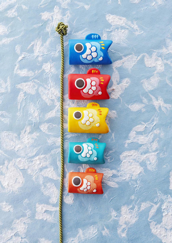 无人,竖图,彩色,室内,特写,白天,正面,游戏,静物,旗帜,玩具,五个,一排,许多,阴影,整齐,反射,鲤鱼旗,影子,墙,玩,娱乐,旗子,墙壁,墙面,排列,祈福,休闲,益智,摄影,影棚,活动,祈求,队列,发泄,消遣,智力,宣泄,旌旗,旗号,鲤帜,玩耍,嬉戏,彩图,影棚拍摄,拍摄