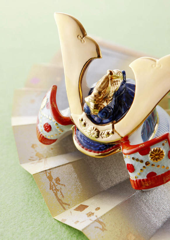 无人,竖图,俯视,室内,特写,白天,安全,帽子,日本,一把,绿色背景,阴影,节日,朦胧,模糊,庆祝,日本文化,反射,盔甲,扇子,头盔,影子,折扇,纸扇,防护,清凉,凉爽,文化,安全帽,庆典,摄影,影棚,纪念,保护,保险,防御,铠甲,保全,周全,安稳,安定,一顶,撒扇,防具,防卫,鲤鱼节,男孩节,日本男孩节,子供之日,平安,彩图,高角度拍摄,影棚拍摄,拍摄,甲胄,传统文化