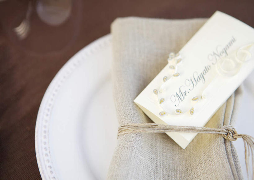 无人,横图,俯视,室内,特写,白天,餐桌,桌子,静物,餐具,英文,包裹,标志,布料,碟子,盘,文字,字符,字母,褐色,布纹,标识,桌布,盘子,餐巾,碟,台布,餐台,捆绑,英文字母,请帖,书信,保洁方巾,口布,餐桌布,彩图,高角度拍摄,简帖,请柬