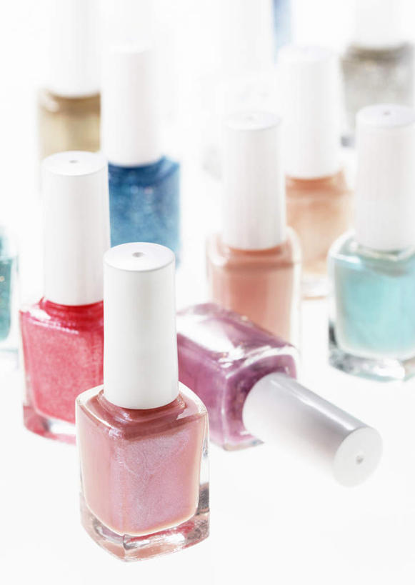 无人,竖图,俯视,室内,特写,白天,白色背景,静物,许多,朦胧,模糊,装饰,散落,倾斜,指甲油,玻璃制品,红色,蓝色,紫色,玻璃瓶,瓶子,橙色,摄影,影棚,华丽,修饰,点缀,歪斜,衬托,美观,雅致,雅观,彩图,高角度拍摄,影棚拍摄,拍摄