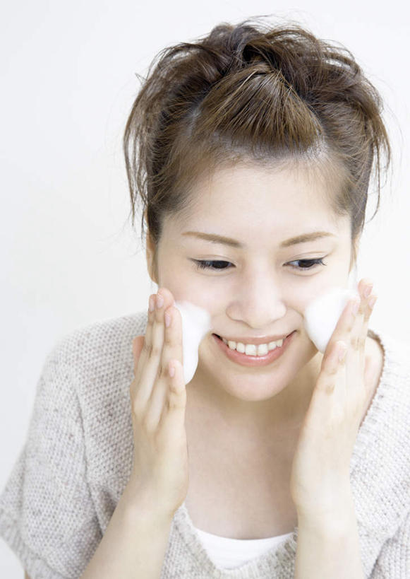 东方人,一个人,站,笑,微笑,竖图,室内,白天,白色背景,正面,化妆,美容,亚洲,仅一个年轻女性,仅一个女性,仅一个人,护肤,服装,美白,泡沫,注视,休闲装,黄种人,衣服,观察,看,清洁,站着,保养,享受,休闲,休闲服,放松,去角质,保健,摄影,服饰,影棚,洁面乳,观看,保湿,察看,滋润,护肤品,洗面奶,关注,去死皮,护肤用品,舒缓,养颜,去污,控油,紧肤,嫩肤,祛痘,去痘,祛角质,抗衰,再生,增白,补水,祛斑,抗皱,防皱,除皱,去皱,年轻女性,女人,女性,亚洲人,站立,半身,彩图,影棚拍摄,拍摄