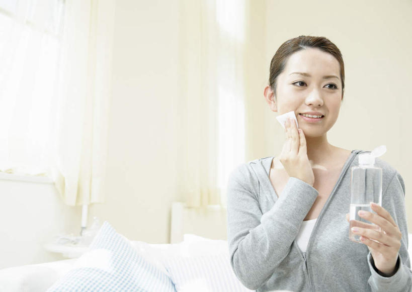 东方人,一个人,客厅,坐,笑,微笑,横图,室内,白天,正面,化妆,美容,窗帘,沙发,亚洲,仅一个年轻女性,仅一个女性,仅一个人,护肤,握,服装,装饰,美白,墙,拿,拿着,涂抹,注视,休闲装,黄种人,墙壁,墙面,衣服,灰色,帘子,化妆棉,化妆品,观察,看,清洁,保养,享受,休闲,休闲服,遮阳,爽肤水,放松,去角质,握着,保健,服饰,观看,保湿,华丽,修饰,点缀,察看,滋润,起居室,护肤品,化妆用品,关注,去死皮,舒缓,化妆水,布艺沙发,养颜,去污,控油,紧肤,嫩肤,祛痘,去痘,祛角质,抗衰,再生,增白,补水,祛斑,抗皱,防皱,除皱,去皱,衬托,美观,雅致,雅观,客堂,年轻女性,女人,女性,亚洲人,坐着,半身,彩图,紧肤水