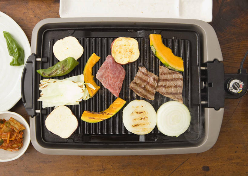 无人,横图,俯视,室内,白天,烹饪,烧烤,餐桌,桌子,蔬菜,洋葱,餐具,厨具,切开,新鲜,碟子,盘,陶瓷,青椒,肉,食品,烤架,陶瓷制品,烤肉,肉类,食物,盘子,容器,碟,碗,切,铁架,有机食品,绿色食品,餐台,储藏,电磁炉,储存,玉葱,剖面,肉食,烹饪用具,切面,大椒,菜椒,烹调用具,圆葱,洋葱头,甜椒,柿子椒,球葱,灯笼椒,葱头,烹调,彩图,高角度拍摄,电磁灶,火锅炉,贮存