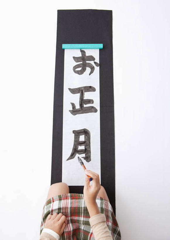 东方人,儿童,一个人,坐,跪,竖图,俯视,室内,白天,白色背景,纯洁,亚洲,仅一个女性,仅一个人,握,服装,日文,笔,标志,毛笔,文字,纸,字符,办公用品,拿,拿着,休闲装,黄种人,标识,文具,小孩,衣服,学习用品,仅一个小孩,休闲,休闲服,可爱,童年,童趣,搭,握着,摄影,服饰,影棚,文具用品,一支,书写,搭着,宣纸,童真,烂漫,无邪,日语,镇纸,压尺,镇尺,纸镇,纸寿千年,纸中之王,泾县纸,天真,女孩,女人,女性,亚洲人,孩子,跪着,坐着,半身,彩图,高角度拍摄,影棚拍摄,拍摄,女生