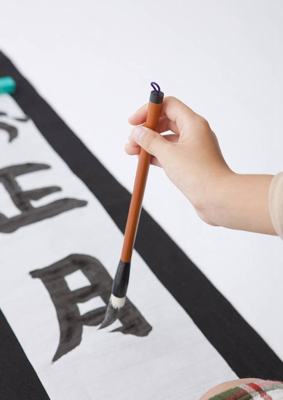 东方人,儿童,手,一个人,竖图,俯视,室内,特写,白天,白色背景,纯洁,亚洲,仅一个女性,仅一个人,握,服装,日文,笔,标志,毛笔,文字,纸,字符,办公用品,拿,拿着,休闲装,黄种人,标识,文具,小孩,衣服,学习用品,仅一个小孩,休闲,手部,休闲服,可爱,童年,童趣,握着,摄影,服饰,影棚,单手,文具用品,一支,书写,宣纸,童真,烂漫,无邪,日语,镇纸,压尺,镇尺,纸镇,纸寿千年,纸中之王,泾县纸,天真,女孩,女人,女性,亚洲人,孩子,半身,彩图,高角度拍摄,影棚拍摄,拍摄,女生