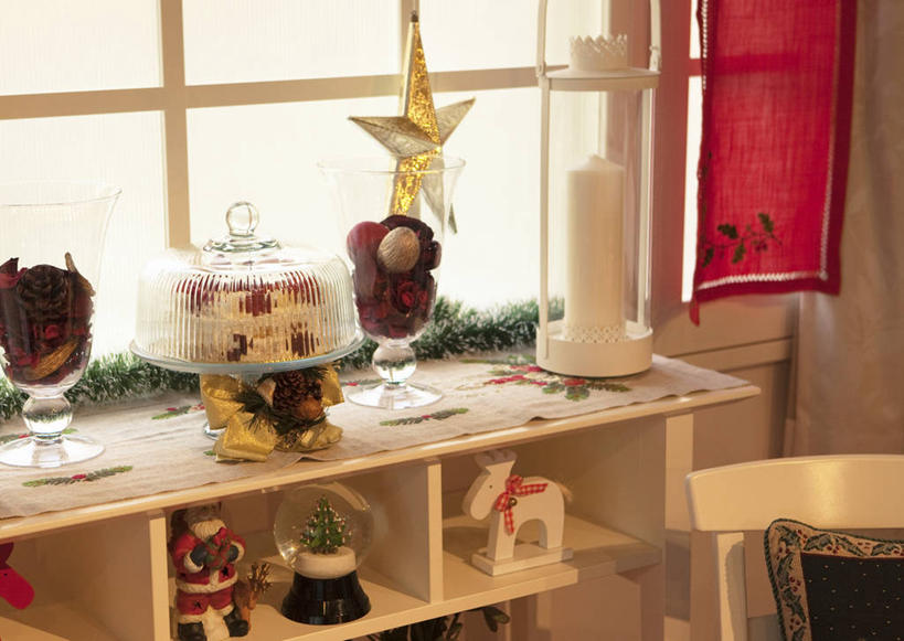 点心,无人,横图,室内,白天,正面,下午茶,游戏,窗户,桌面,桌子,蜡烛,玩具,阴影,光线,木制,火焰,影子,烛光,食品,燃烧,玩,置物架,娱乐,玻璃窗,架子,食物,糕点,木制品,点燃,休闲,益智,活动,发泄,消遣,智力,陈列架,宣泄,搁架,玩耍,嬉戏,彩图,蛋糕