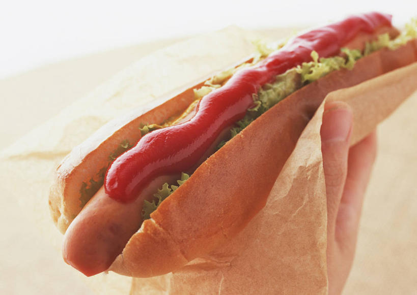 点心,面包,东方人,手,一个人,横图,俯视,室内,特写,白天,烹饪,西餐,亚洲,仅一个年轻女性,仅一个女性,仅一个人,握,包装,包装纸,纸,调料,酱料,酱汁,茄汁,佐料,料理,食品,面点,纸张,热狗,调味品,拿,调味料,拿着,黄种人,番茄酱,酱,菜肴,美食,食物,糕点,快餐,手部,西式,握着,佳肴,单手,包装材料,西式快餐,垃圾食品,年轻女性,女人,女性,亚洲人,半身,彩图,高角度拍摄,防油纸