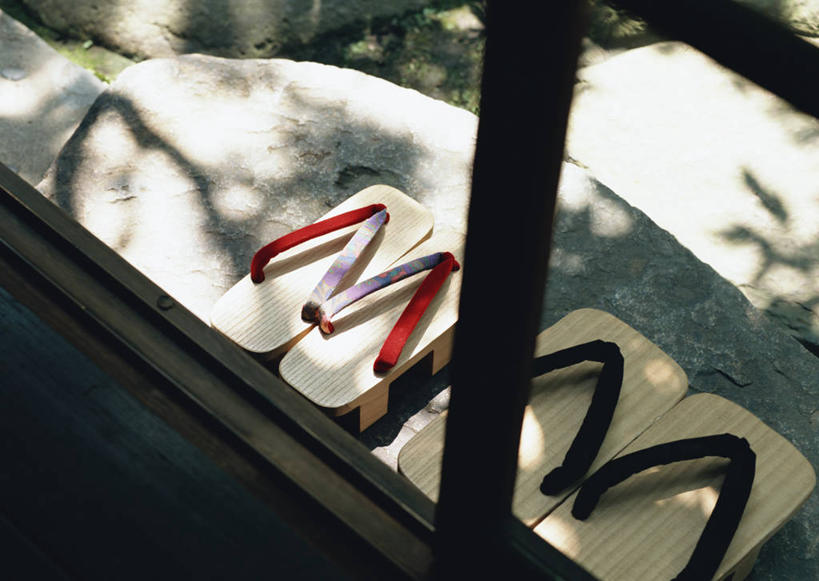 无人,横图,俯视,室内,特写,白天,鞋子,一排,阴影,朦胧,模糊,整齐,光线,瓷砖,地砖,影子,地面,两双,木屐,排列,阳光,队列,木鞋,彩图,高角度拍摄,人字拖,人字拖鞋